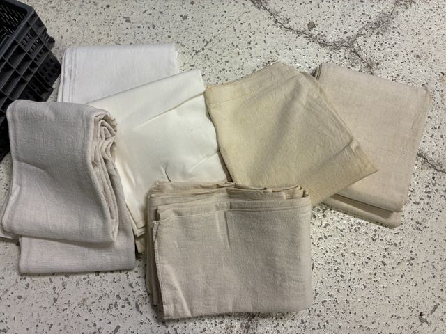 Lot de 3 draps blancs et 3 draps écrus ancien. A nettoyer