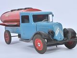 un camion miniature avec un bateau à l'arrière