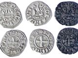 quatre pièces d'argent sur lesquelles figurent une croix et une croix