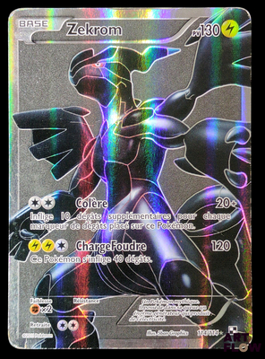 gros plan d'une carte pokemon sur fond noir