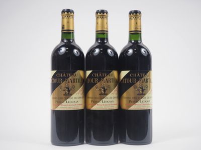trois bouteilles de vin rouge posées sur une table blanche