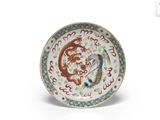 une assiette sur laquelle est représenté un dragon, sur un fond blanc