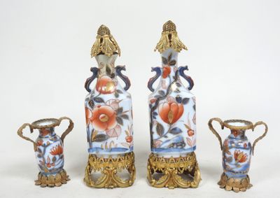 trois vases posés l'un à côté de l'autre sur une table