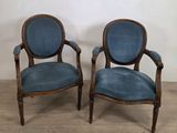 paire de fauteuils rembourrés bleus avec accoudoirs en bois