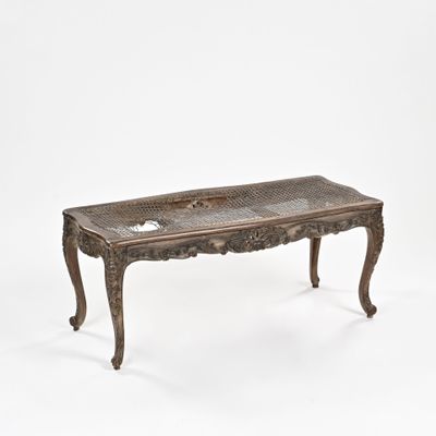 une table basse ancienne en bronze, avec un plateau et des pieds sculptés