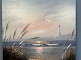 un tableau représentant un phare sur la plage, avec des mouettes en arrière-plan