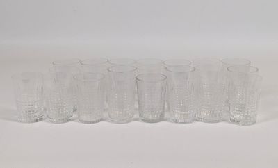 six verres transparents alignés en rangée sur une surface blanche