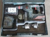 une boîte contenant des outils posée sur le sol