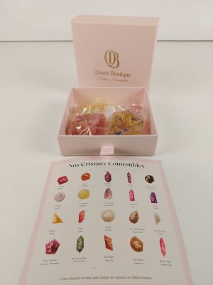 une boîte de bonbons posée sur la table