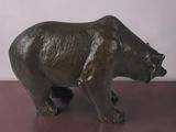 une statue d'ours posée sur une table