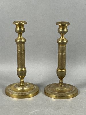 paire de chandeliers anciens en laiton sur fond gris