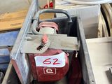 une photo d'une boîte à outils à laquelle est raccordé un tuyau