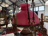 une lampe suspendue au plafond d'une pièce