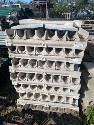 une pile de parpaings empilés les uns sur les autres
