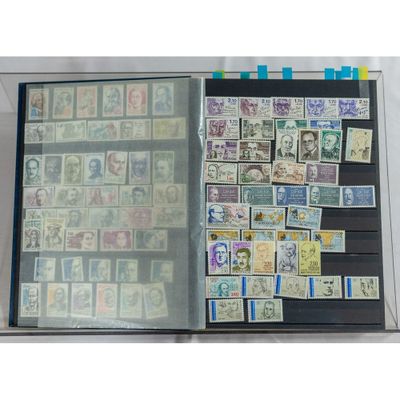 un livre avec beaucoup de timbres