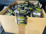 une boîte en carton remplie de téléphones portables posée sur une étagère