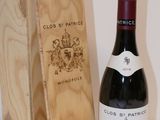 une bouteille de vin posée à côté d'une caisse en bois