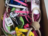 une boîte pleine d'objets assortis qui se trouvent dans la boîte