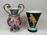 deux vases posés l'un à côté de l'autre sur une table