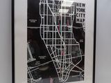 une photo d'une carte de New York dans un cadre noir