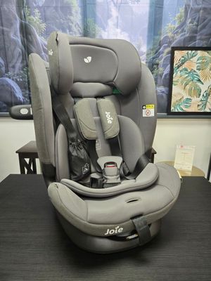 un siège auto pour bébé posé sur la table dans la pièce