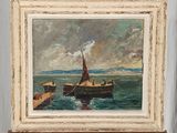 une peinture à l'huile représentant un bateau sur un plan d'eau près d'une jetée