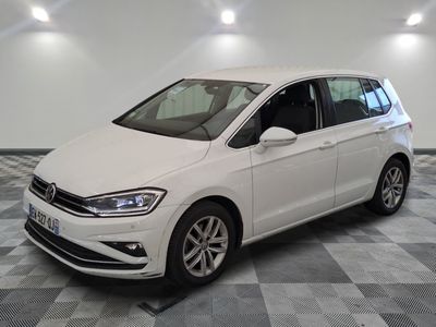 La Volkswagen e-Golf blanche est garée sur un sol à damier