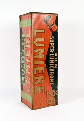 une vieille boîte de cigarettes posée sur une surface blanche