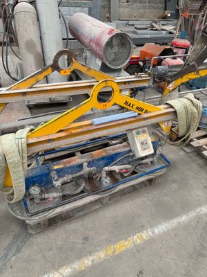 une machine posée sur une palette dans un entrepôt