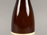 une bouteille de vin posée sur une table
