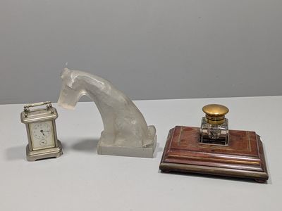 deux objets différents posés sur une table