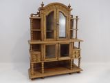 une petite étagère en bois surmontée d'un miroir