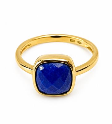 une bague en or sertie d'un lapis-lazuli au centre
