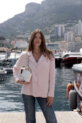 une femme qui se tient sur un quai au bord de l'eau
