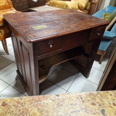 une table en bois avec un tiroir, dans un salon