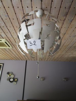 une lampe suspendue au plafond de la pièce
