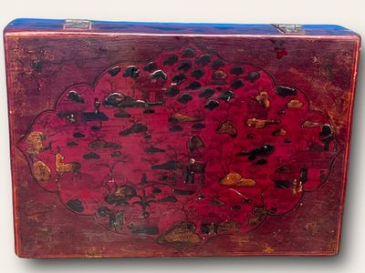 Boîte à châles en bois laqué rouge à décor de daims et scène…