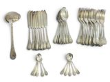 un grand nombre de cuillères et de fourchettes en argent sur une surface blanche