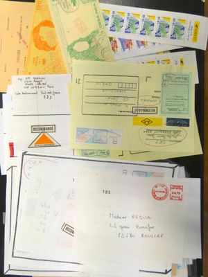 de nombreux types de papiers de courrier différents sur la table