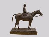 statue d'un homme à cheval, posée sur un socle en marbre