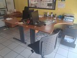 un bureau équipé d'un ordinateur et d'un moniteur