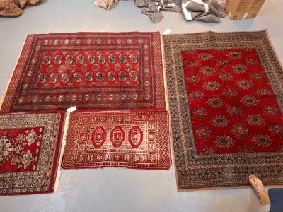 Plusieurs tapis sont disposés sur une table dans une pièce