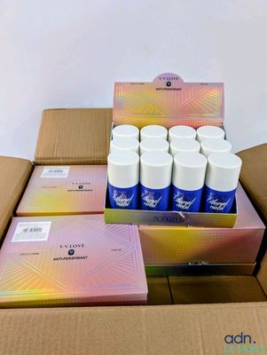 une boîte en carton ouverte remplie de nombreux produits de beauté de toutes sortes