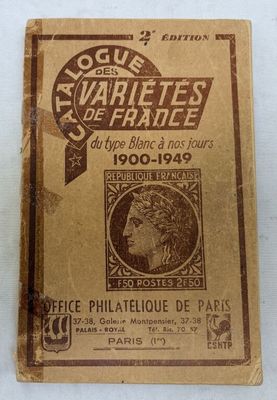 un gros plan sur un livre posé sur une table, sur lequel figure la photo d'une femme