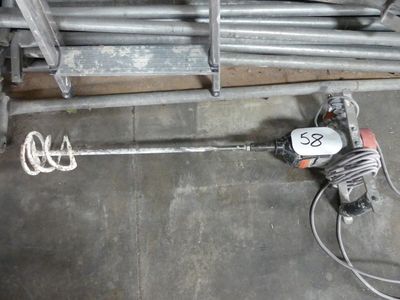 une photo montrant un ensemble de tuyaux dans une pièce
