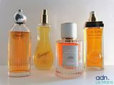 Plusieurs types de parfums sont alignés sur une table