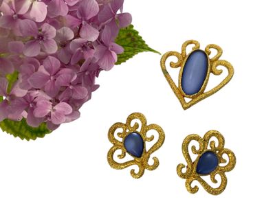 une borne d'incendie violette, deux broches dorées et une fleur violette