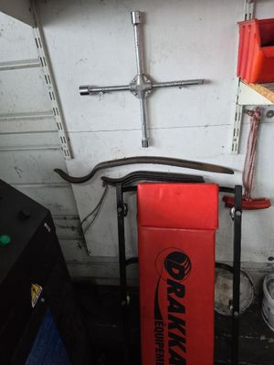 une serviette rouge suspendue à un porte-serviettes dans un garage