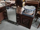 un grand miroir posé sur une table dans une pièce
