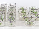 un grand nombre de verres posés sur une table
